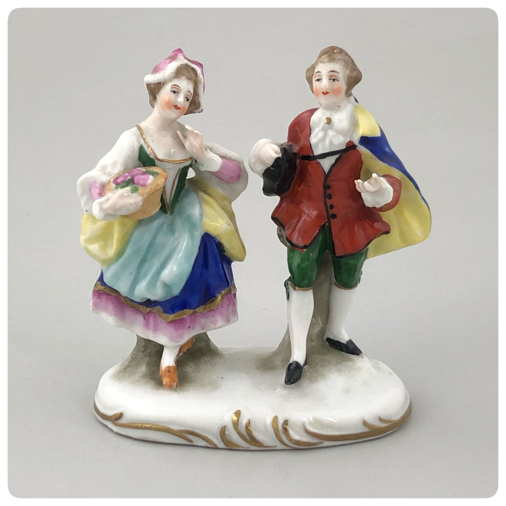 German Porcelain Figurine of a Lady and Gentleman, Porzellanfabrik Alfred  Voight AG, Sitzendorf, Early 20th Century